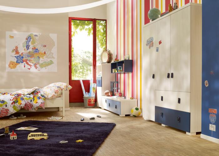 Дизайн интерьера детской комнаты с яркими узорами. Обои фирмы Esprit