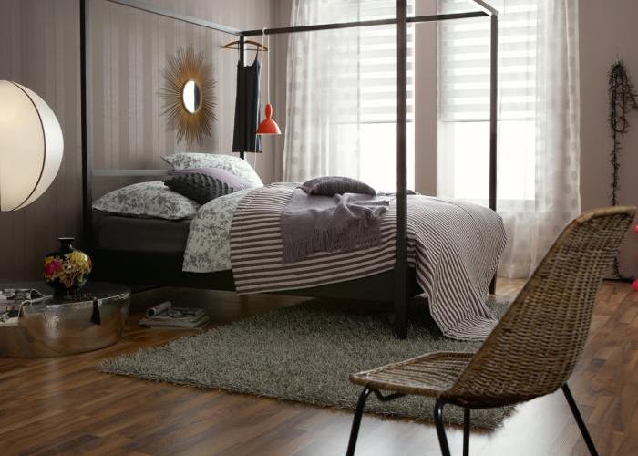 Дизайн интерьера стильной спальни в светло-коричневых тонах. Обои фирмы Nursery