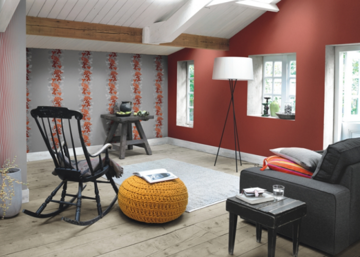 Дизайн интерьера современной жилой комнаты в оранжевом цвете. Обои фирмы Rasch