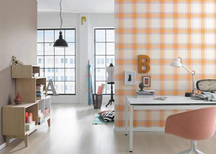 Дизайн современной уютной большой комнаты в оранжевом цвете. Обои фирмы Rasch