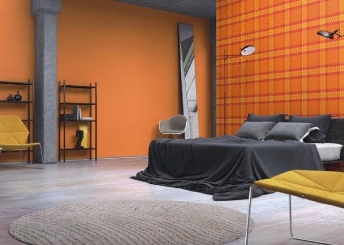 Дизайн интерьера красивой современной спальни в оранжевом цвете. Обои фирмы Rasch