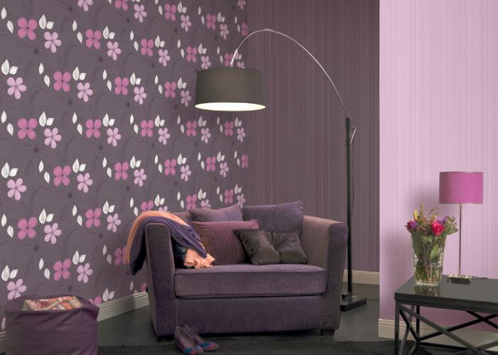 Дизайн уютной и стильной гостиной в сиреневом цвете. Обои P+S. ламинат Pergo
