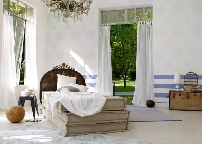 Дизайн интерьера красивой и уютной спальни. Обои фирмы Esprit. Ламинат Witex
