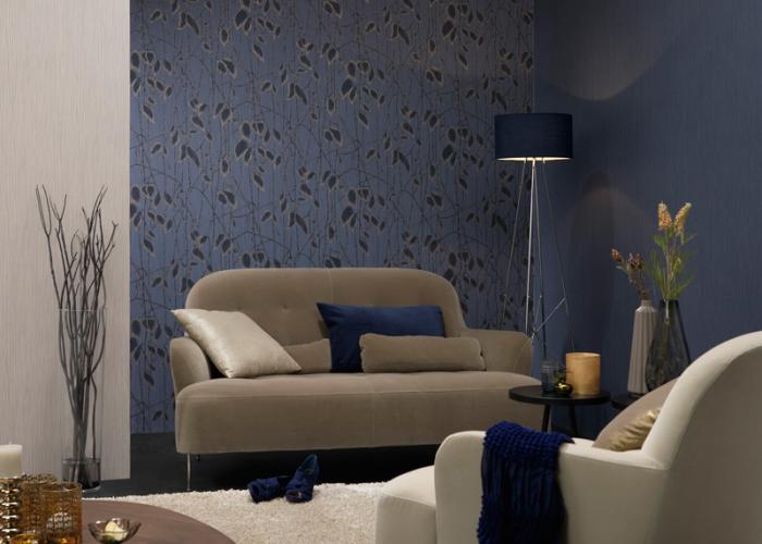 Дизайн интерьера стильной гостиной в синем цвете. Обои P+S. Ламинат Pergo