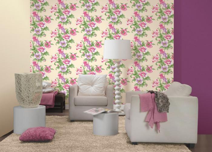 Дизайн стильной большой комнаты в лиловом цвете. Обои фирмы P+S. Ламинат Alloc