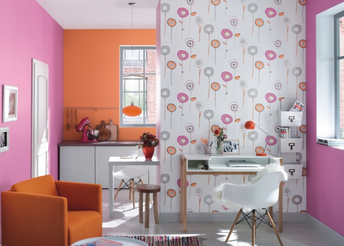 Дизайн яркой стильной гостиной в оранжевом цвете. Обои фирмы Rasсh