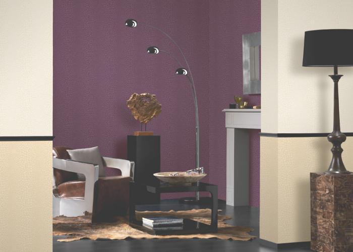 Дизайн интерьера большой комнаты в темно-сиреневом цвете. Обои фирмы P+S. Ламинат Pergo