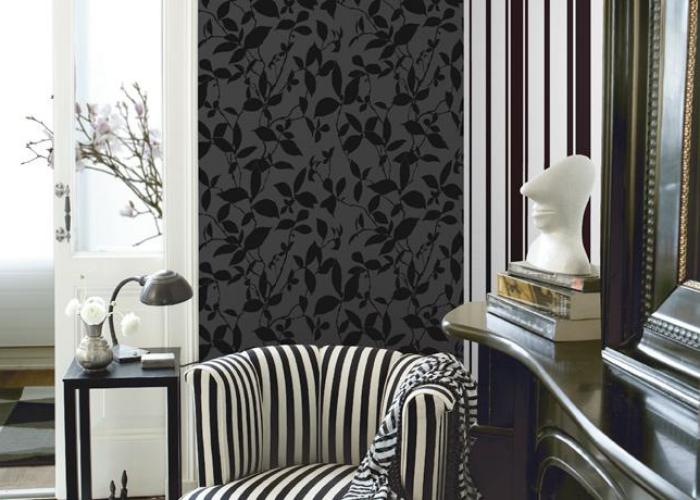 Дизайн интерьера стильной гостиной в черно-белом цвете. Обои фирмы P+S. Ламинат Alloc