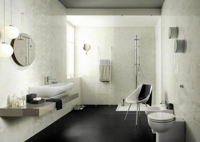 Дизайн маленькой ванной комнаты в черно белом цвете. Плитка для ванной Kerama Marazzi.