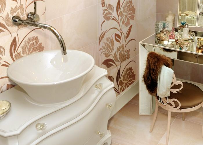 Дизайн интерьера ванной комнаты в бежевом цвете с цветочным узором. Плитка для ванной Атем