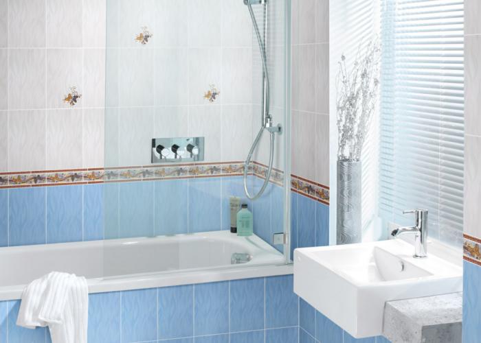 Дизайн небольшой светлой ванной комнаты в голубом цвете. Плитка для ванной Атем. Коллекция Lorena