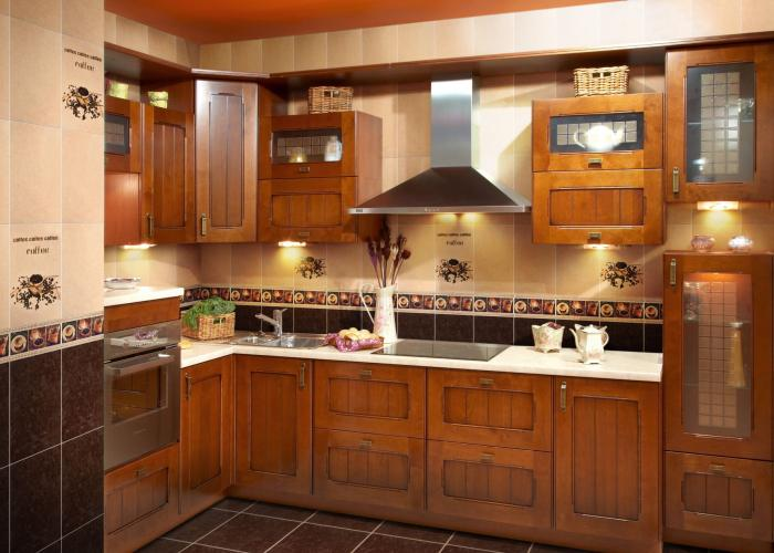 Классический дизайн интерьера кухни в коричневом цвете. Плитка Atem. Коллекция Nora