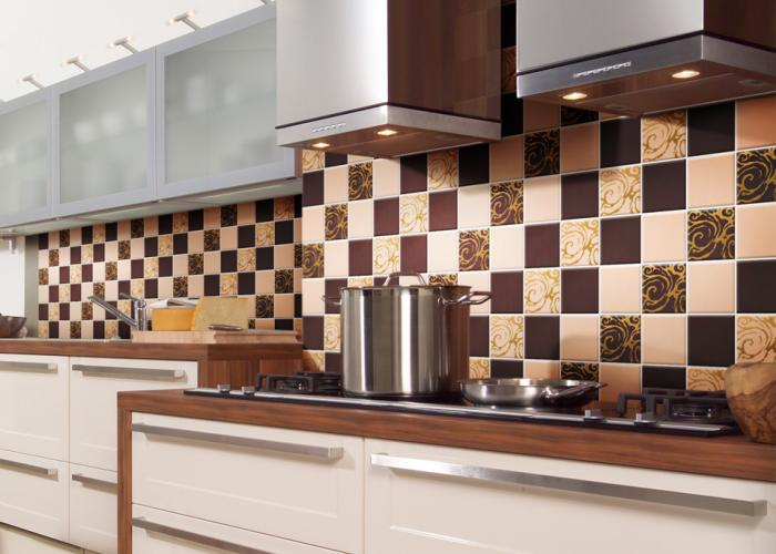 Дизайн интерьера красивой кухни в коричневом цвете. Плитка Atem. Коллекция Parma