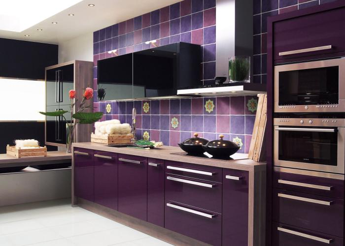 Стильный дизайн интерьера кухни в фиолетовом цвете. Плитка Atem. Коллекция Bonni